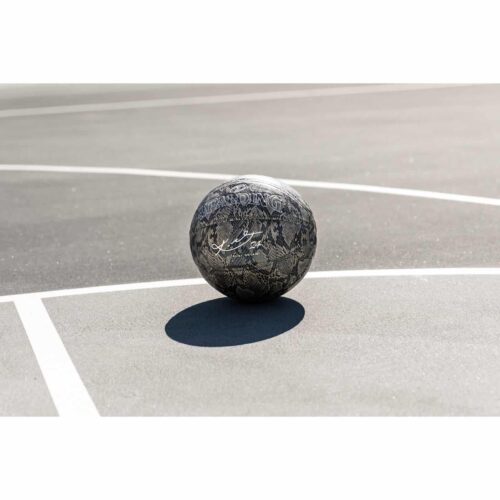 Image de l'article Spalding dévoile un nouveau ballon en hommage à Kobe Bryant