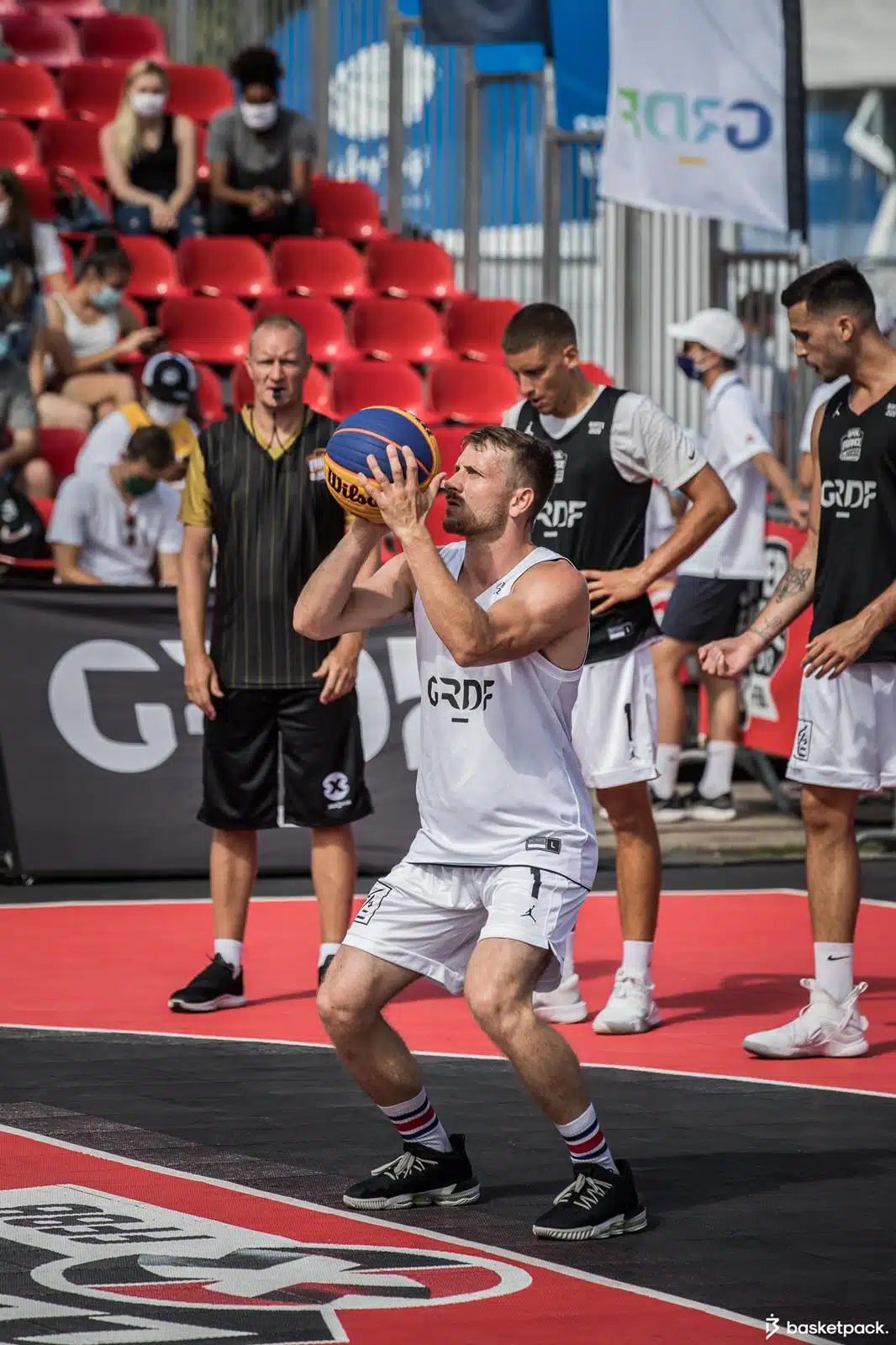 choisir sa chaussure de basket : les différences entre chaussure indoor et outdoor