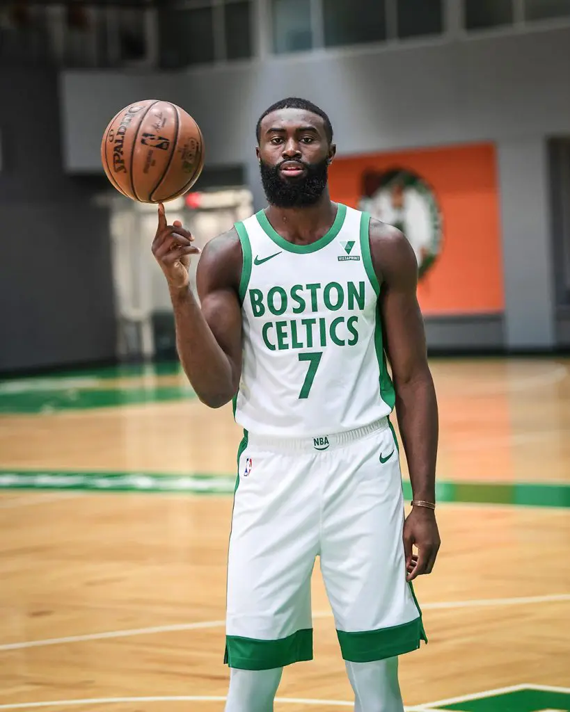 pourquoi jaylen brown cache le swoosh de chez nike