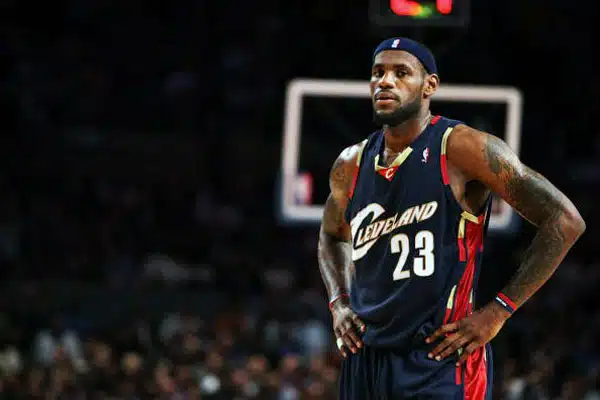 pourquoi lebron james maillot numéro 6 et 23