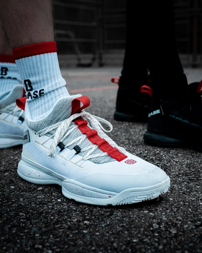 B Ease chaussures de basket suspended iron feet