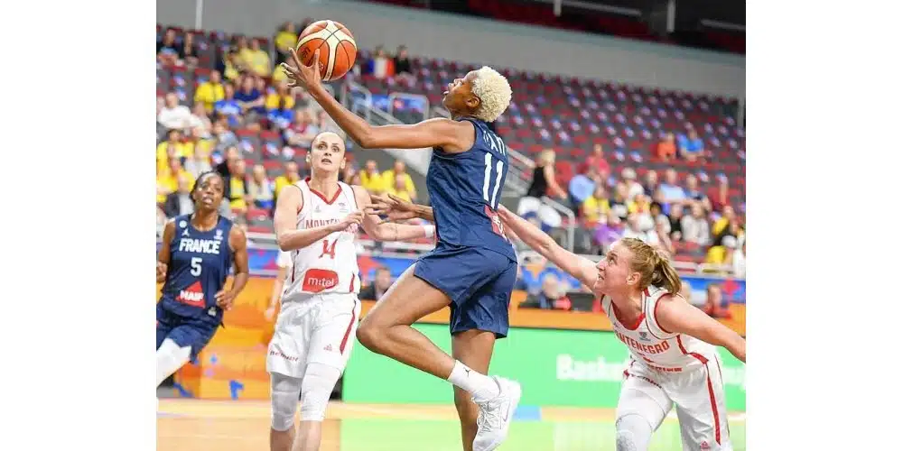 chaussure equipe france feminine basket valeriane ayayi nike hyperdunk X