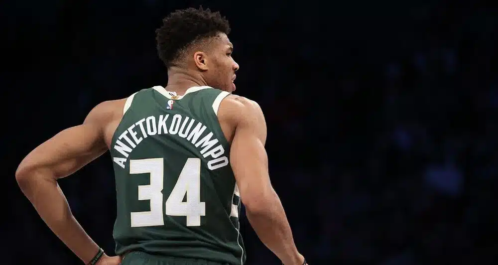 pourquoi giannis antetokounmpo joue avec le maillot numero 34