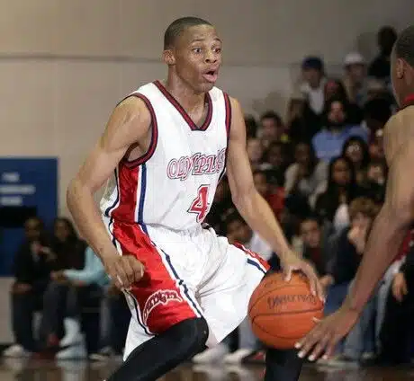 pourquoi westbrook maillot numero 0 et 4