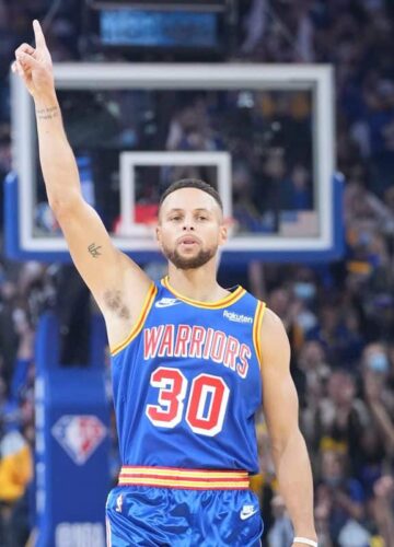 Image de l'article Curry inaugure le maillot Classic des Warriors en plantant 45 points !
