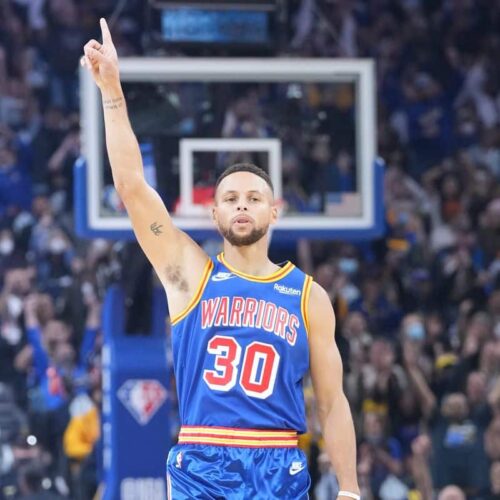 Image de l'article Curry inaugure le maillot Classic des Warriors en plantant 45 points !
