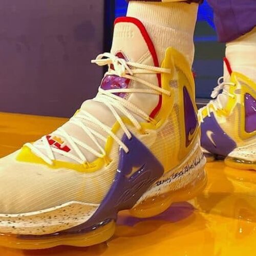 Image de l'article LeBron 19 Lakers : le coloris dévoilé par LeBron James lors du match d'ouverture