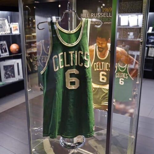 Image de l'article Un maillot de Bill Russell part à plus d'un million de dollars !