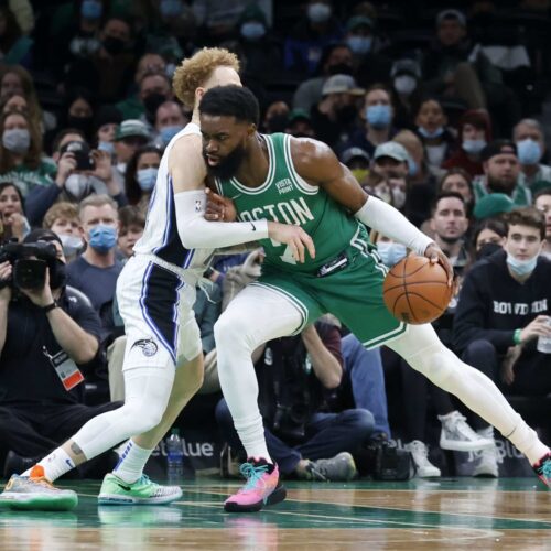 Image de l'article Jaylen Brown, sneaker free agent, plante 50 points en New Balance !
