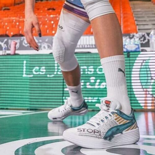 Image de l'article Une paire customisée pour dire STOP, par 1off Unique x Laëtitia Guapo !