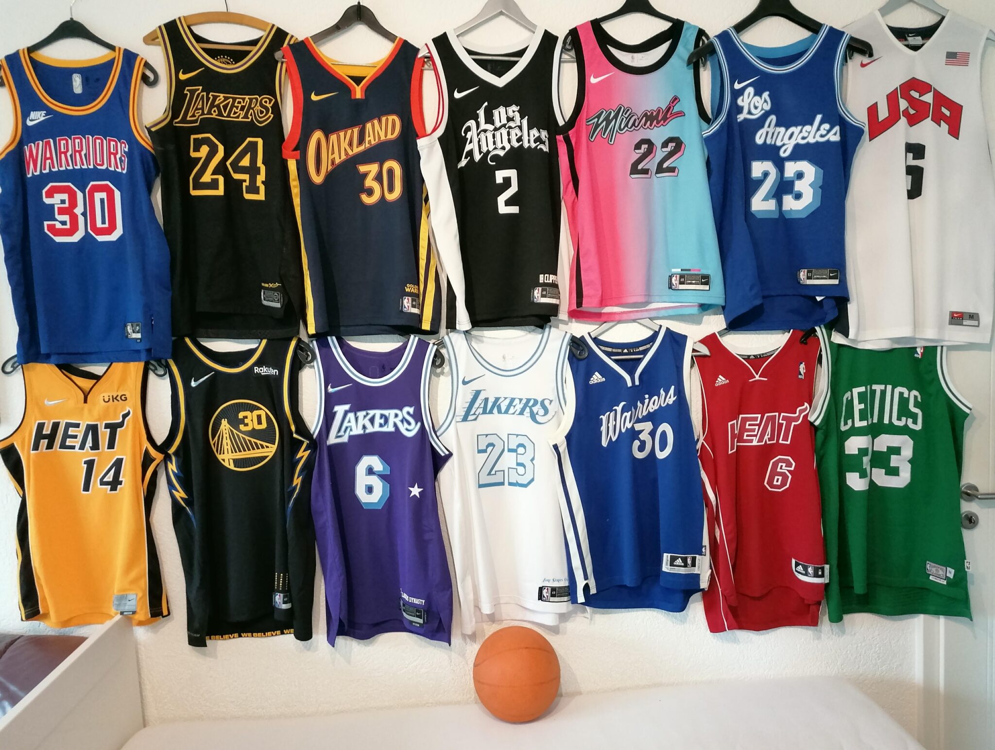Depuis quand le nom des joueurs apparaît-il sur les maillots NBA ?