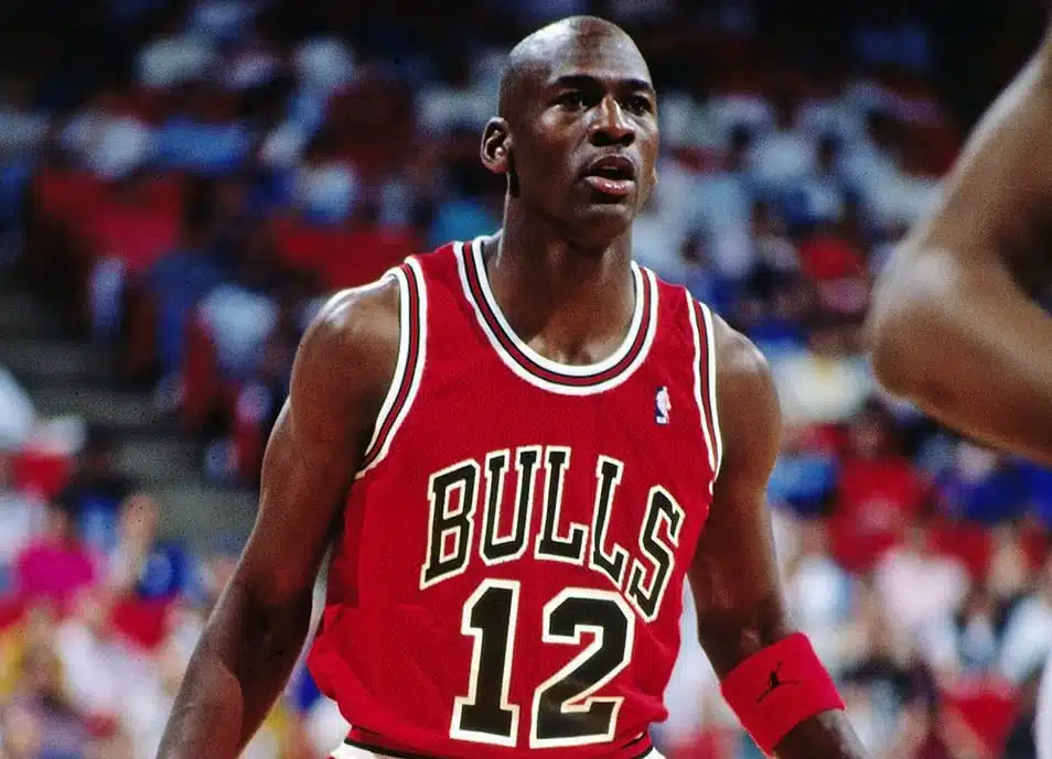 pourquoi michael jordan a joue avec le maillot numero 12 un soir