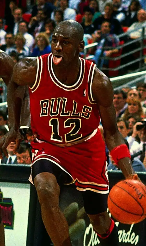 pourquoi michael jordan a joue avec le maillot numero 12 un soir