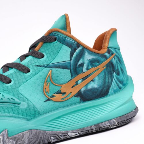 Image de l'article 1 off Unique envoie la Kyrie low 4