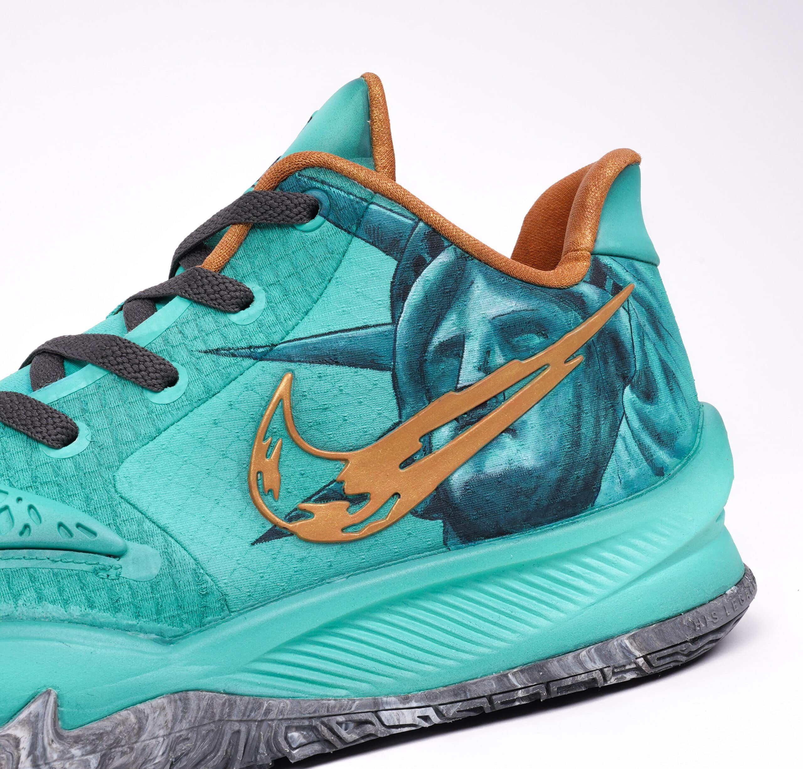 1 off Unique envoie la Kyrie low 4 