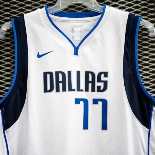 Image de l'article Maillot de Luka Dončić : pourquoi le numéro 77 ?