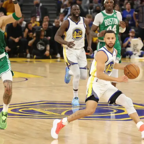 Image de l'article Pourquoi les joueurs NBA ne portent plus de chaussures sur le thème des finales NBA ?