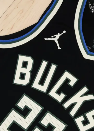 Image de l'article Maillot Statement des Milwaukee Bucks : le cerf présent dans cette édition !