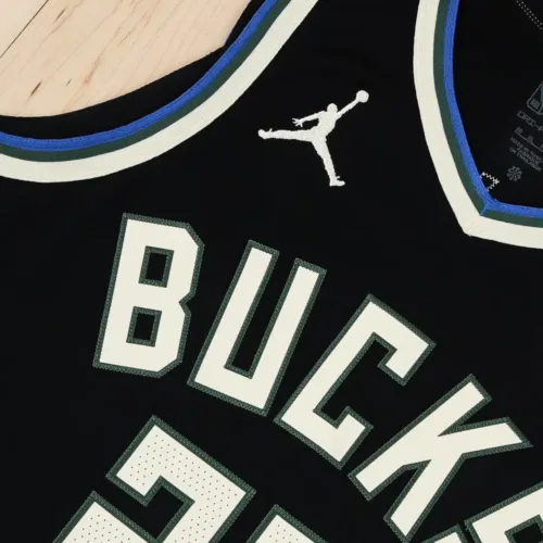 Image de l'article Maillot Statement des Milwaukee Bucks : le cerf présent dans cette édition !