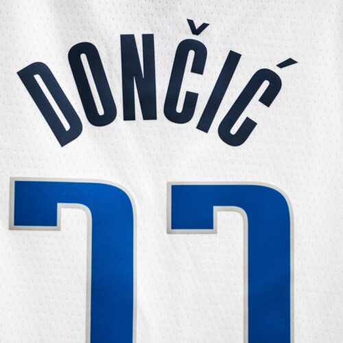 Image de l'article Jeu concours : remporte un maillot des Mavericks signé par Luka Dončić !
