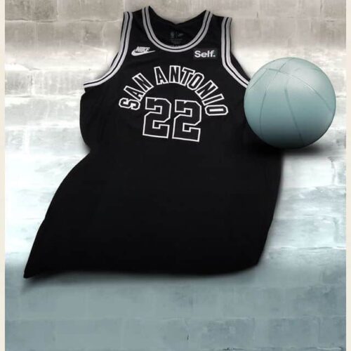 Image de l'article Les maillots retirés chez les Spurs, en direct du Frost Bank Center