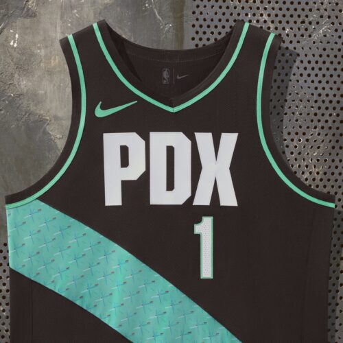 Image de l'article Maillot City Edition 2022-2023 des Trail Blazers : l'aéroport de Portland !