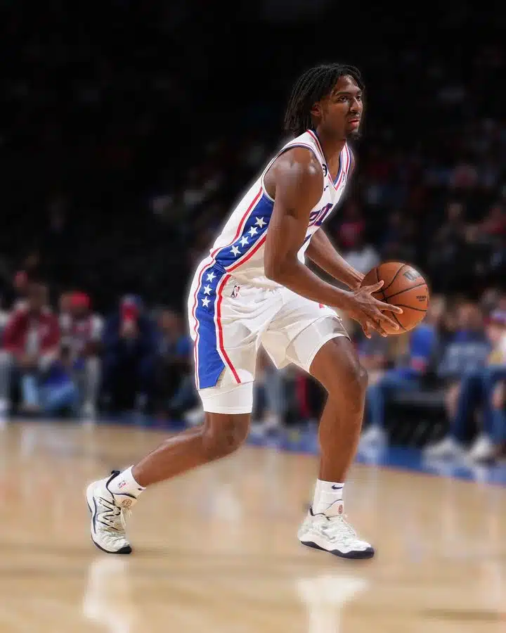 tyrese maxey signe chez new balance