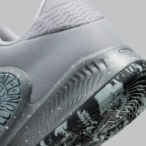 Image de l'article Zoom Freak 4 Wolf Grey : un coloris hivernal