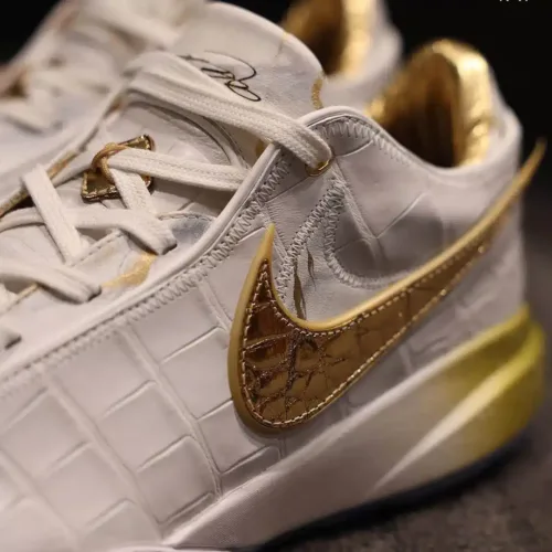 Image de l'article LeBron 20 x The Surgeon 38 388 : la paire du record !