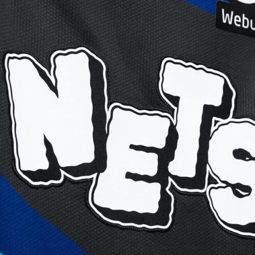 Image de l'article Maillot City Edition 2023-2024 des Brooklyn Nets : Kaws à l'honneur