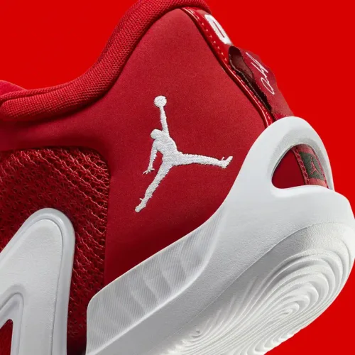 Image de l'article Jordan Tatum 1 University Red : du grand classique !