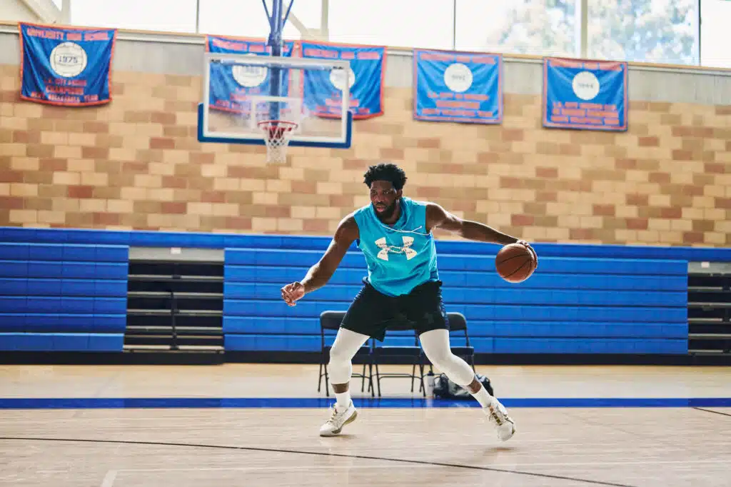 pourquoi embiid ne joue pas en skechers 