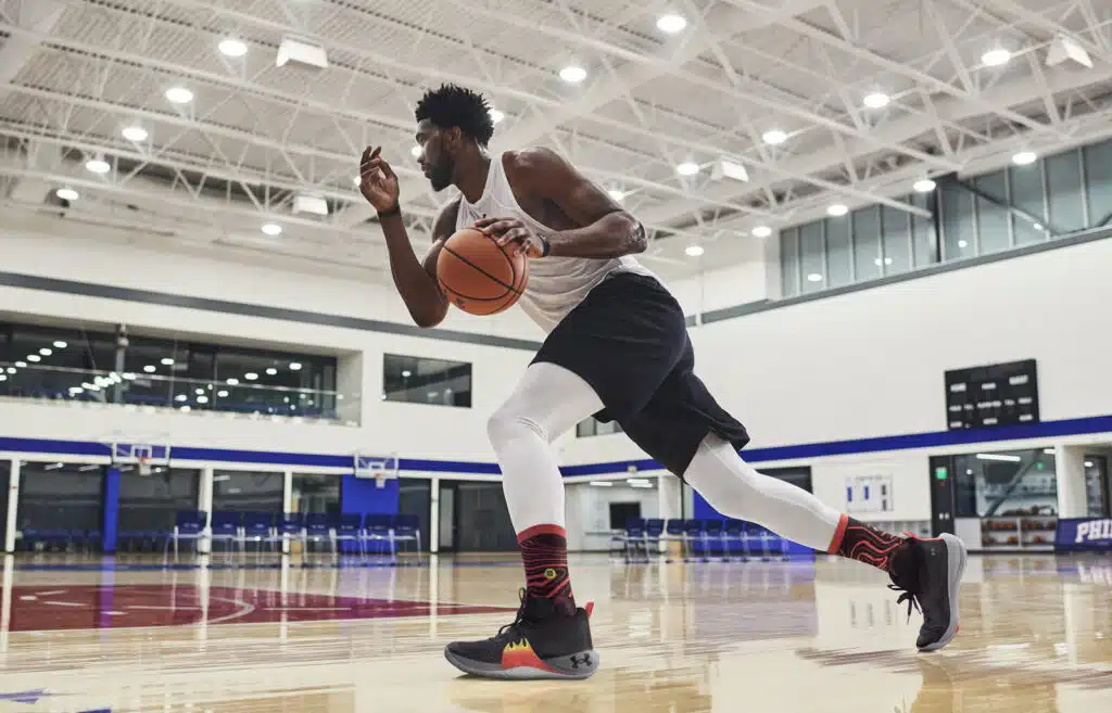 pourquoi embiid ne joue pas en skechers 