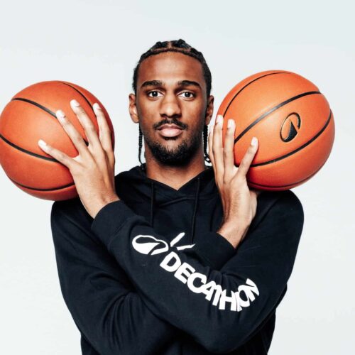 Image de l'article Alex Sarr signe avec Decathlon et dévoile sa paire !