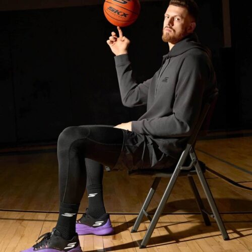 Image de l'article Isaiah Hartenstein signe avec Skechers !
