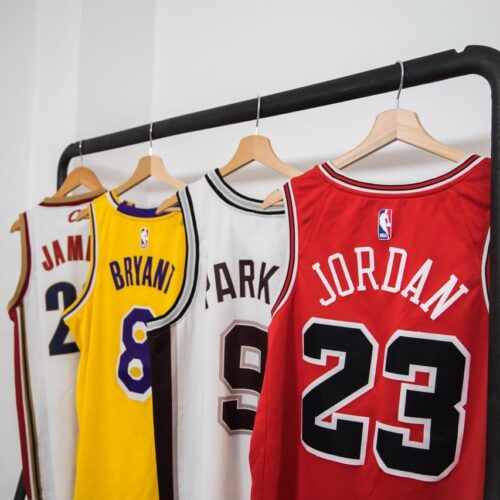 Image de l'article Éditions et qualités des maillots NBA : le guide complet pour bien choisir en 2026